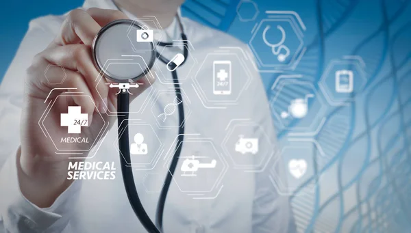 一般医疗服务 Gms 和一般从业人员 全球定位系统或家庭医生 智能医生在现代医院中的虚拟屏幕处理 — 图库照片