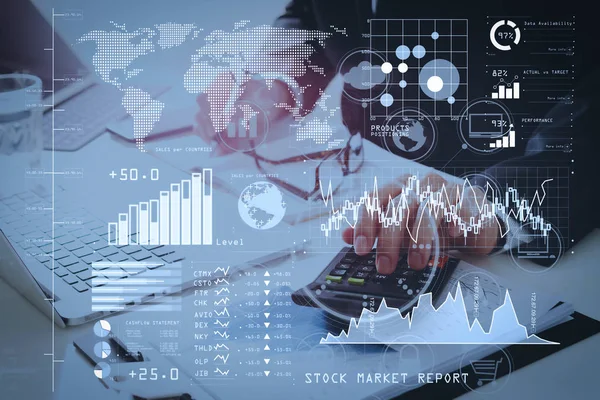 投資家は株式市場のレポートおよび財務ダッシュ ボード ビジネス インテリジェンス 主要業績評価指標 Kpi Businessman 手財政コストの電卓の操作と分析 — ストック写真