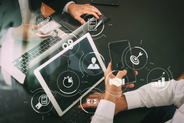 İş süreci yönetimi iş akışı Otomasyonu diyagram ve sanal flowchart.co çalışma vites ile takım toplantı kavramı, akıllı telefon ve dijital tablet ve dizüstü bilgisayarı ve ad etiketi kullanarak iş adamı.