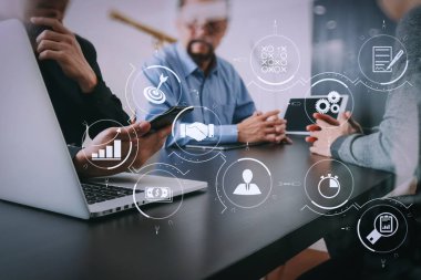 İş süreci yönetimi iş akışı Otomasyonu diyagram ve sanal flowchart.co takım toplantısı kavramı, akıllı telefon ve dijital tablet ve dizüstü bilgisayar kullanma modern office işadamı vites ile                               