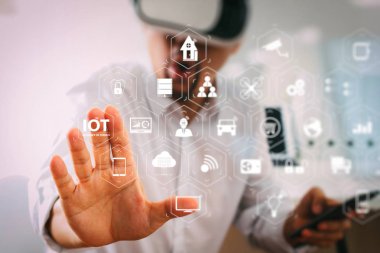 Ar (Augmented Reality) Internet of Things (çok) teknolojisiyle Vr kontrol panelinde. sanal gerçeklik giyen işadamı Vr mezartaşı ile istimal hareket eden telefon ile modern Office koruyucu gözlük 