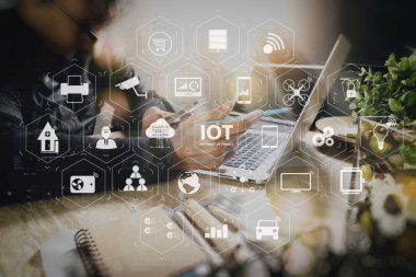 Ar (Augmented Reality) Internet of Things (çok) teknolojisiyle Vr kontrol panelinde. Akıllı klavye, kavram iletişim bağlantı dijital tablet bilgisayarınızla VoIP kulaklık kullanarak adamım, o çekmek, çağrı merkezi