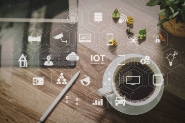 Ar (Augmented Reality) Internet of Things (çok) teknolojisiyle Vr kontrol panelinde. Kahve fincanı ve dijital tablo yerleştirme akıllı klavye, vazo çiçeği otlar, stylus kalem ahşap tablo, filtre efekti