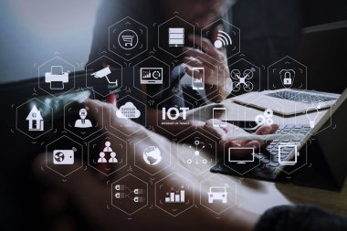 Ar (Augmented Reality) Internet of Things (çok) teknolojisiyle Vr kontrol panelinde. Başlangıç programlama takım. Web sitesi tasarımcısı dijital tablet çalışma dock klavye ve bilgisayar laptop ile akıllı telefon 