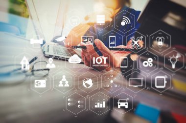 Ar (Augmented Reality) Internet of Things (çok) teknolojisiyle Vr kontrol panelinde. tasarımcı el kavram olarak ahşap masa üzerinde dijital tablet ve laptop bilgisayar ve kitap yığını ve göz cam ile çalışma