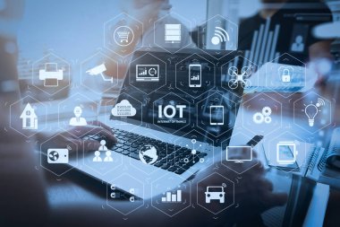 Ar (Augmented Reality) Internet of Things (çok) teknolojisiyle Vr kontrol panelinde. Ofis masaları akıllı telefon ve dizüstü bilgisayarı ve grafik iş ve veri tartışırken üç meslektaşları ile iş belgeleri 