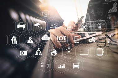 Ar (Augmented Reality) Internet of Things (çok) teknolojisiyle Vr kontrol panelinde. tasarımcı el kavram olarak ahşap masa üzerinde dijital tablet ve laptop bilgisayar ve kitap yığını ve göz cam ile çalışma