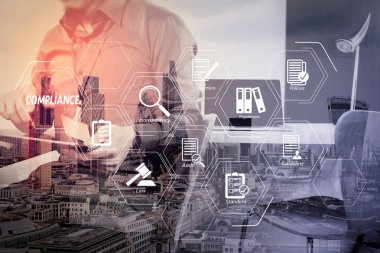 Düzenlemeler, hukuk, standartlar, gereksinimleri ve modern Office dijital tablet ve dizüstü bilgisayarı ve kart etiketi ile çalışma audit.businessman için uyum sanal diyagramı