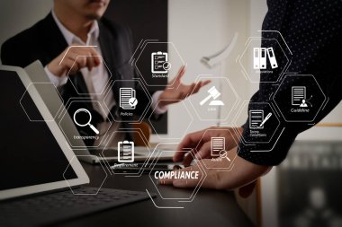Düzenlemeler, hukuk, standartları, gereksinimleri ve audit.co çalışan takım toplantısı kavramı, akıllı telefon ve dijital tablet ve dizüstü bilgisayar kullanma modern office işadamı için uyum sanal diyagramı