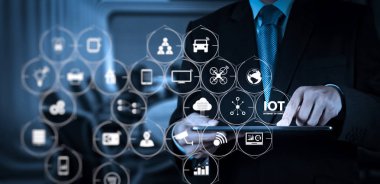 Ar (Augmented Reality) Internet of Things (çok) teknolojisiyle Vr kontrol panelinde. İşadamı el Oda arka plan görüşmekte dijital tablet ile çalışma