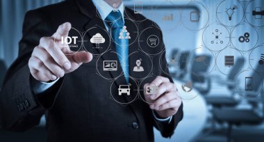 Ar (Augmented Reality) Internet of Things (çok) teknolojisiyle Vr kontrol panelinde. Sanal ekran üzerinde hayali bir düğmeye basarak işadamı el