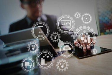 Şeylerin (çok) Internet veri alış verişi bulut bilgisayar teknolojisi ile akıllı fabrika ve sanayi 4.0 ve bağlı üretim robotlar. İşadamı el dijital tablet dokunmadan. Fotoğraf Finans Yöneticisi çalışma.