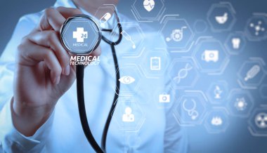 Tıbbi teknoloji diyagramı konsepti ile modern Vr. Beyaz arka plan üzerinde elinde bir stetoskop ile doktor