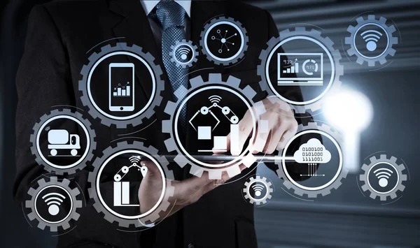 Akıllı fabrika ve sanayi 4.0 ve bağlı üretim robotlar şeylerin (çok) Internet veri alış verişi technology.businessman el bulut ile akıllı telefon bilgisayar kavram olarak kullanın.