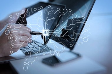 Yapay zeka (AI), veri madenciliği teknolojisi Dijital tablet ve dizüstü bilgisayar ile ofis ahşap masa üzerinde çalışan sanal dachboard.businessman el ile öğrenme makine