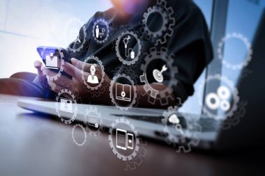 E-öğrenme bağlı Dişli çarkları ile bağlı diyagramı sanal dashboard.designer el çalışma ve akıllı telefon ve ahşap Danışma ofisi Londra şehir arka plan ile laptop