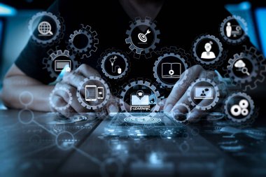 E-öğrenme bağlı dişli ile bağlı diyagramı sanal Pano dişliler. Cep telefonuyla dijital katman etkisi ile iş stratejisi kavramı işadamı el                 