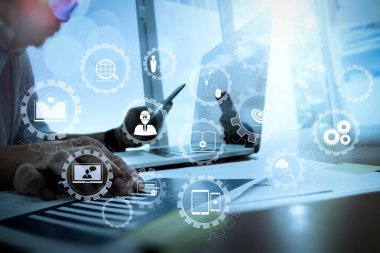  E-öğrenme bağlı Dişli çarkları ile akıllı telefon ve dijital tablet ve grafik iş diyagramı ve arka planda çalışan adam ile diyagram sanal dashboard.business belgeler ofis masası üzerinde bağlı                              