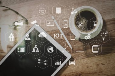 Ar (Augmented Reality) Internet of Things (çok) teknolojisiyle Vr kontrol panelinde. Kahve fincanı ve dijital tablo yerleştirme akıllı klavye, Gözlük, stylus kalem ahşap tablo, filtre efekti