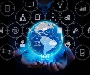 Ar (Augmented Reality) Internet of Things (çok) teknolojisiyle Vr kontrol panelinde. onun elinde parlayan bir dünya küre tutan işadamı.
