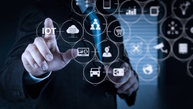 Ar (Augmented Reality) Internet of Things (çok) teknolojisiyle Vr kontrol panelinde. işadamı el dokunmatik ekran eylem ile çalışma