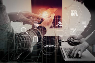 Düzenlemeler, hukuk, standartları, gereksinimleri ve audit.co çalışan takım toplantısı kavramı, akıllı telefon ve dijital tablet ve dizüstü bilgisayar kullanma modern office işadamı için uyum sanal diyagramı.