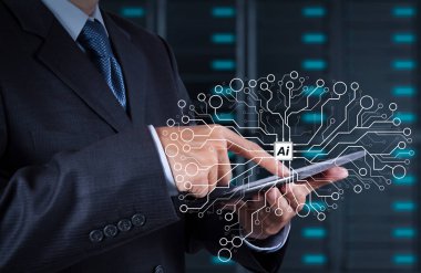 Tablet bilgisayar ve sunucu odası arkaplanı kullanan işadamı eli