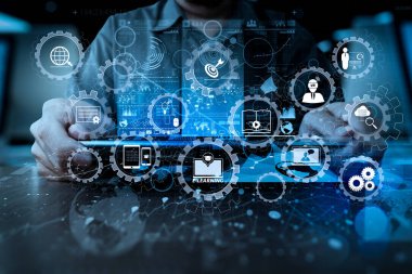 E-öğrenme bağlı Dişli çarkları ile diyagram sanal dashboard.businessman el modern teknoloji dijital tablet bilgisayar ve dijital Katman efektini iş stratejisi kavramı olarak çalışma bağlı