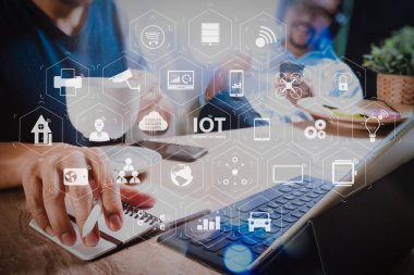 Ar (Augmented Reality) Internet of Things (çok) teknolojisiyle Vr kontrol panelinde. ofiste çalışan ve bir fincan kahve, akıllı telefon üzerinde çalışıyor ve dijital holding co çalışma web sitesi tasarımcıları tablet bilgisayar yerleştirme 