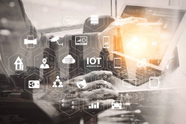 Ar (Augmented Reality) Internet of Things (çok) teknolojisiyle Vr kontrol panelinde. İşadamı el çalışma kavramı. Belgeleri ekonomi grafik grafik. Dijital tablet klavye rıhtım ekran bilgisayar tasarım akıllı telefon 