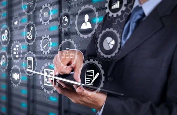 AR sanal ekran kontrol paneli simgeleri ile proje yönetimi planlama, bütçeleme, tablet bilgisayar ve sunucu Oda arka plan kullanarak communication.businessman el ile