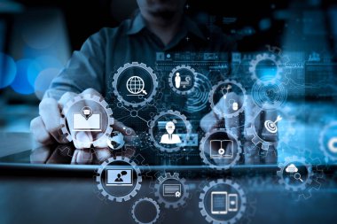 E-öğrenme bağlı Dişli çarkları ile diyagram sanal dashboard.businessman el modern teknoloji dijital tablet bilgisayar ve dijital Katman efektini iş stratejisi kavramı olarak çalışma bağlı