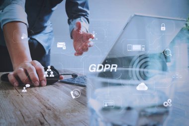 Gdpr. veri koruma yönetmeliği ile siber güvenlik ve gizlilik sanal diyagramı. VoIP kullanarak adam akıllı klavye, kavram iletişim, rıhtım dijital tablet bilgisayar ile kulaklık desteği.