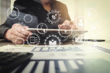 E-öğrenme bağlı Dişli çarkları ile diyagram sanal dashboard.business belgeler ofis masası üzerinde olan dijital tablet bilgisayar akıllı telefon ve grafik iş diyagram ve çalışma işadamı ile bağlı.