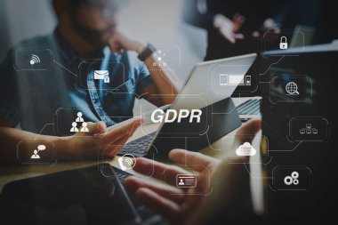 Gdpr. veri koruma yönetmeliği ile siber güvenlik ve gizlilik sanal diyagramı. Başlangıç programlama takım. Web sitesi tasarımcısı dijital tablet çalışma dock klavye ve bilgisayar laptop ile akıllı telefon ve sıkıştırılmış sunucu.