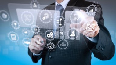 AR sanal ekran kontrol paneli simgeleri ile proje yönetimi planlama, bütçeleme, communication.businessman ile modern teknoloji kavram olarak gösterir.