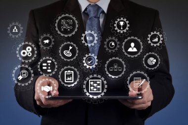 AR sanal ekran kontrol paneli simgeleri ile proje yönetimi planlama, bütçeleme, tablet bilgisayar kullanarak communication.businessman el ile