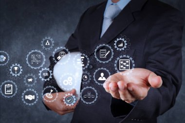 AR sanal ekran kontrol paneli simgeleri ile proje yönetimi planlama, bütçeleme, newtechnology üzerinde çalışan communication.smart mühendisi ile