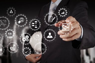 AR sanal ekran kontrol paneli simgeleri ile proje yönetimi planlama, bütçeleme, newtechnology üzerinde çalışan communication.smart mühendisi ile