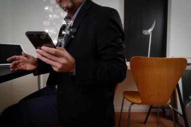 Sosyal medya ve pazarlama sanal simgeler akıllı telefon ve modern Office dijital tablet ve dizüstü bilgisayar ile çalışma concept.businessman ekran