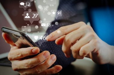 Sosyal medya ve pazarlama sanal simgeler concept.close kadar işadamı el cep telefonu ve laptop ve dijital tablet bilgisayar modern Office ile çalışan ekran 