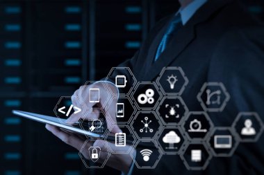 Yazılım geliştirici çalışma ile kodlama scrum çevik geliştirme ve kod çatal ve sürüm oluşturma gerçeklik kontrol paneli bilgisayar simgeleri tablet bilgisayar kullanarak duyarlı cybersecurity.businessman el ile artar.