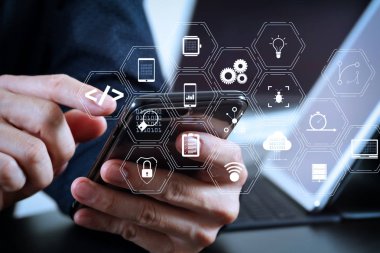 Yazılım geliştirici çalışma ile kodlama augmented gerçeklik kontrol paneli bilgisayar simgeleri scrum çevik geliştirme ve el kodu çatal ve sürüm duyarlı cybersecurity.businessman ile akıllı telefon ile çalışma.