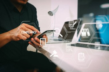 Düzenlemeler, hukuk, standartlar, gereksinimleri ve akıllı telefon ve modern Office dijital tablet ve dizüstü bilgisayar ile çalışma audit.businessman için uyum sanal diyagramı