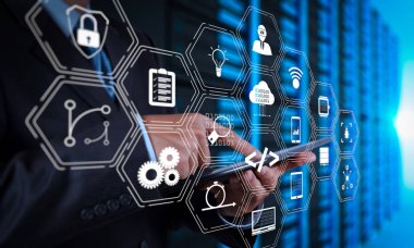 Yazılım geliştirici çalışma ile ile kodlama scrum çevik geliştirme ve kod çatal ve sürüm oluşturma gerçeklik kontrol paneli bilgisayar simgeleri duyarlı cybersecurity.businessman tablet bilgisayar kullanarak artar.