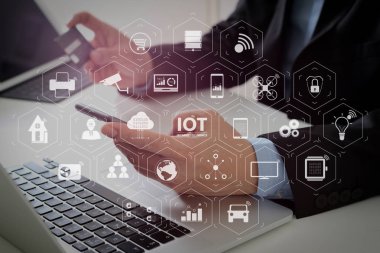 Ar (Augmented Reality) Internet of Things (çok) teknolojisiyle Vr kontrol panelinde. modern masanın üzerinde cep telefonu ve dizüstü bilgisayar ile online kredi kartı satın alma iş adamı 