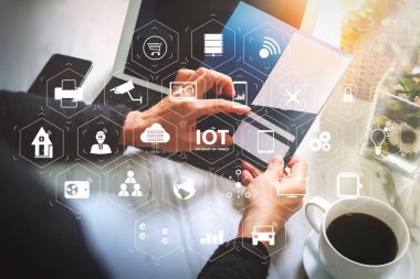 Ar (Augmented Reality) Internet of Things (çok) teknolojisiyle Vr kontrol panelinde. Yeni hediye kartı veya kredi kartı holding işadamının eller klavye, mermer Danışma, filtre efekti akıllı telefon dock dijital tablet bilgisayar