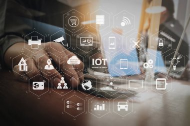 Ar (Augmented Reality) Internet of Things (çok) teknolojisiyle Vr kontrol panelinde. iş adamı el dijital tablet bilgisayar ve dijital katman iş stratejisi ve sosyal medya diagra ile akıllı telefon üzerinde çalışıyor