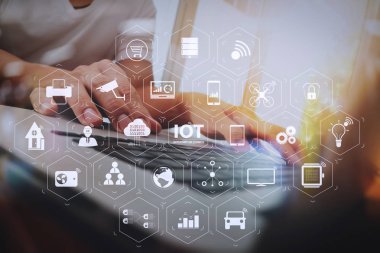 Ar (Augmented Reality) Internet of Things (çok) teknolojisiyle Vr kontrol panelinde. kavram olarak ahşap masa boş ekran dizüstü bilgisayar üzerinde çalışan iş adam el