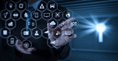 Ar (Augmented Reality) Internet of Things (çok) teknolojisiyle Vr kontrol panelinde. işadamı el dokunmatik ekran eylem ile çalışma